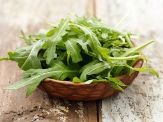 https://www.organicfacts.net/wp-content/uploads/arugula01-320x240.jpg