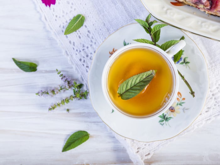 9 Health Benefits of Peppermint Tea for Sleep & Weight