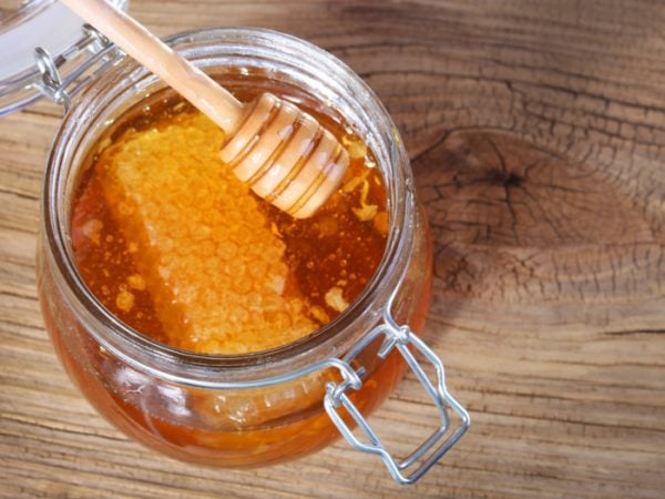 raw-honey-nutrition-facts-health-benefits-organic-facts